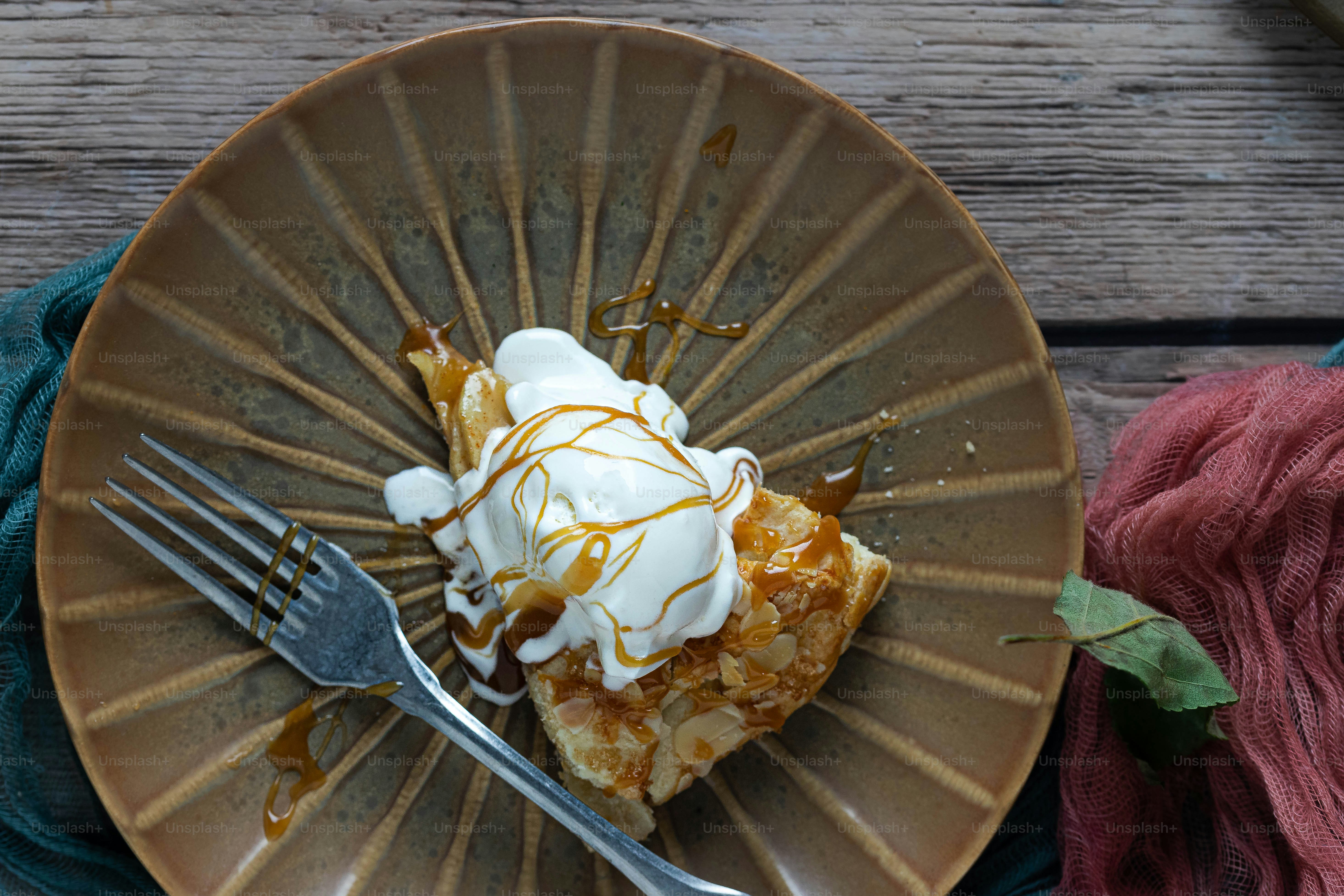 ein Teller mit einem Stück Kuchen und einer Gabel