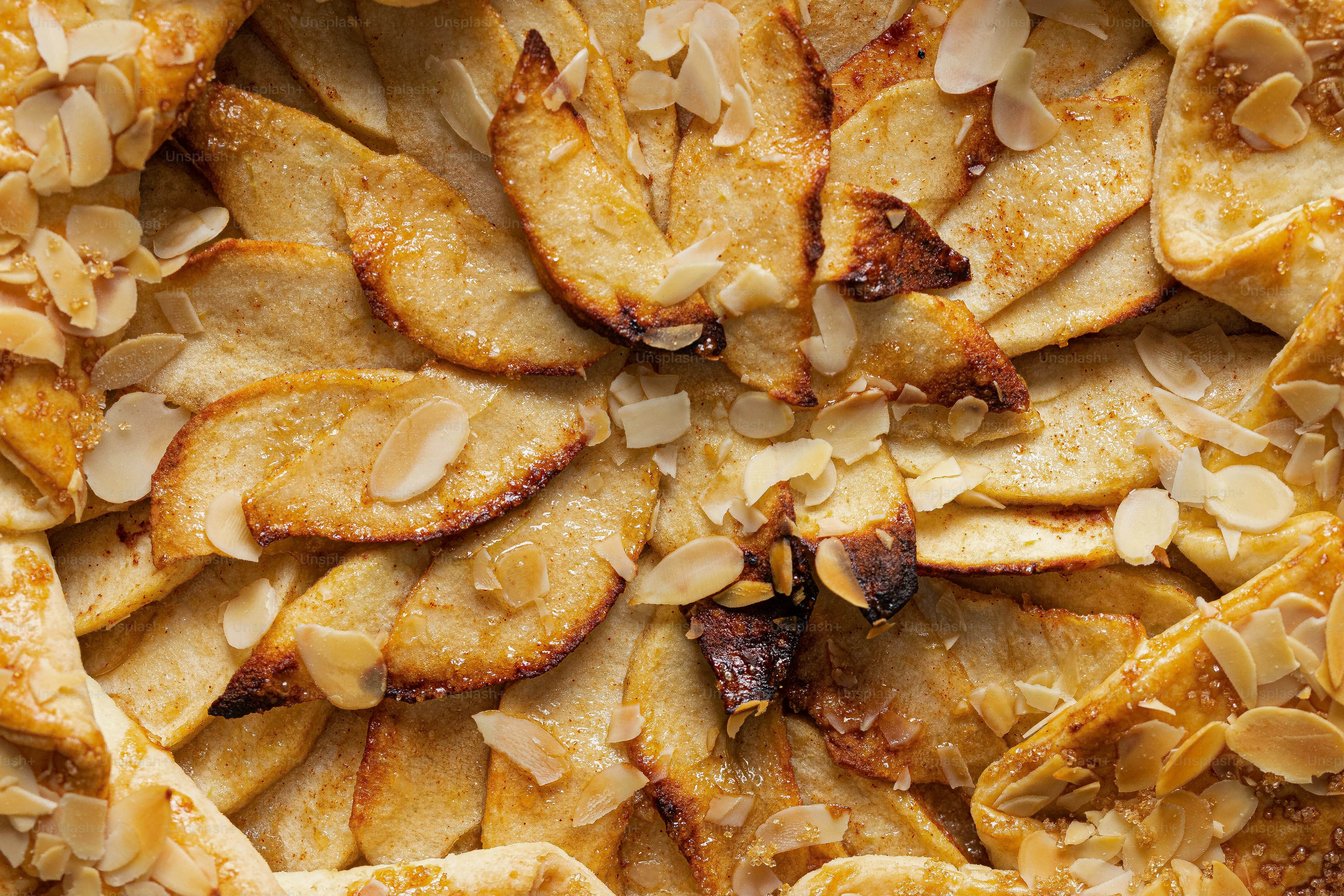 Eine Nahaufnahme eines Kuchens mit Mandeln und anderen Belägen