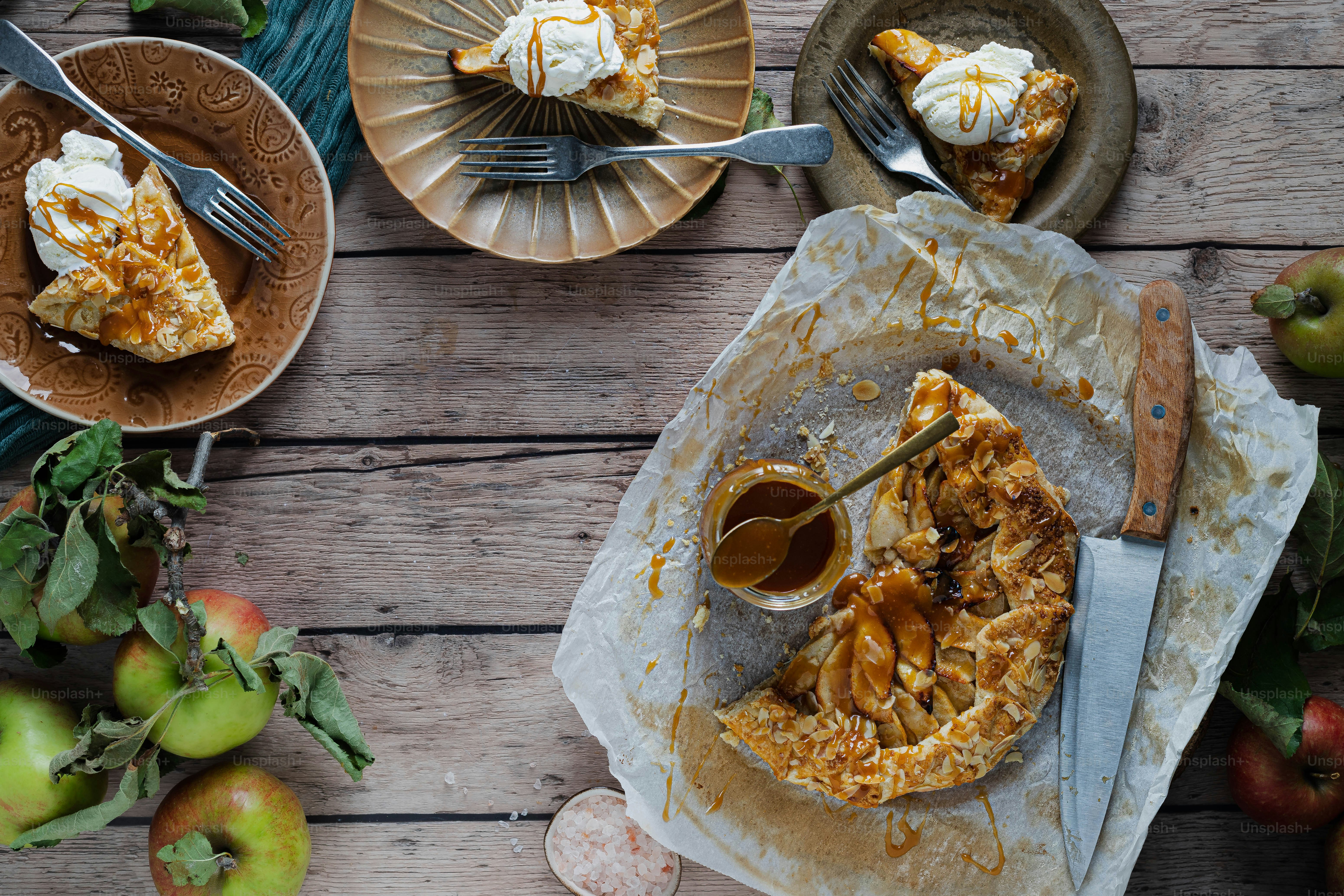 un tavolo sormontato da piatti di cibo e una torta