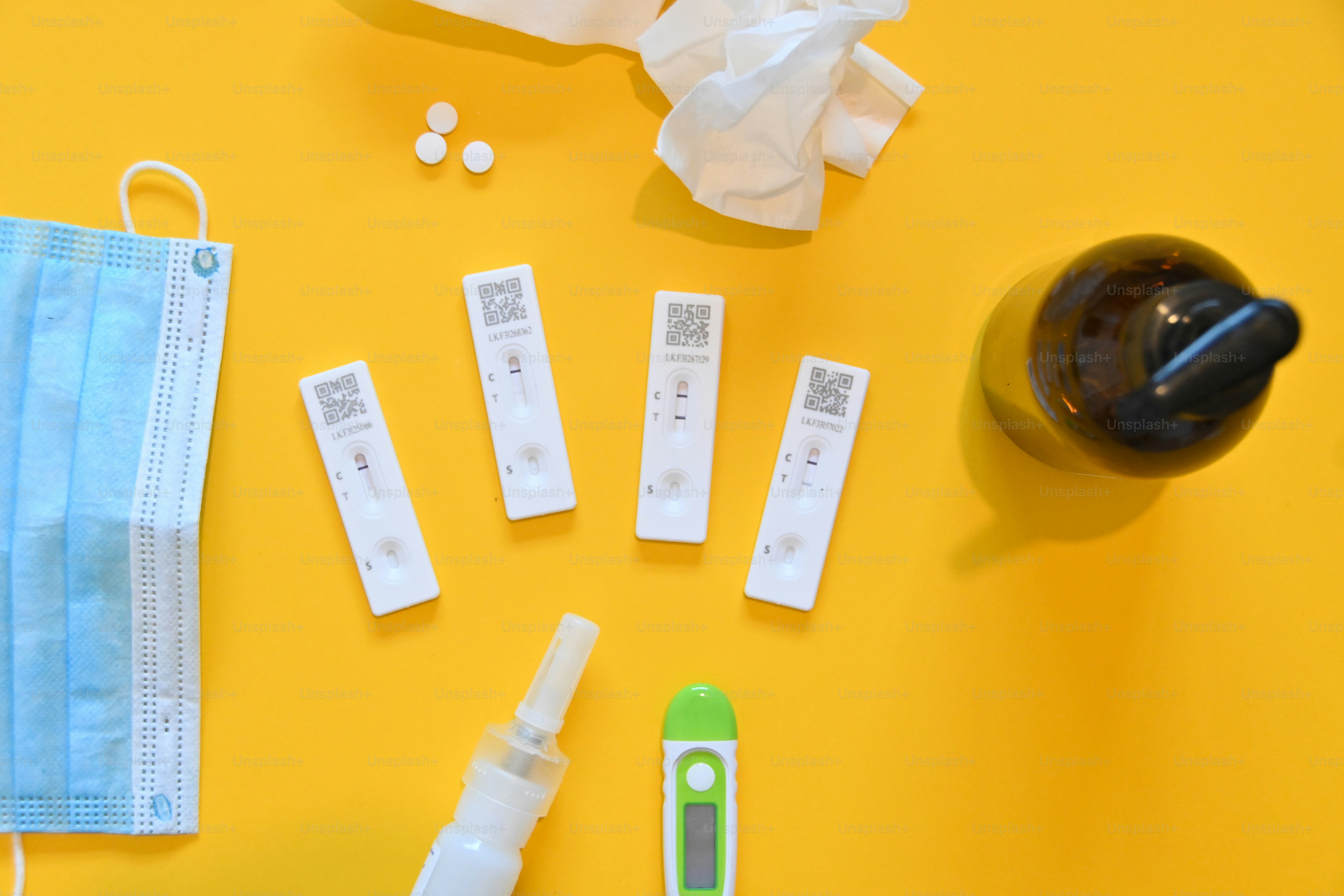 una mesa amarilla cubierta con suministros médicos y una máscara facial