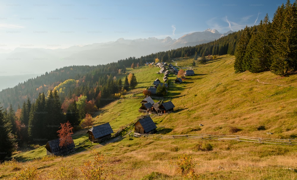 Eine Gruppe von Hütten auf einem grasbewachsenen Hügel