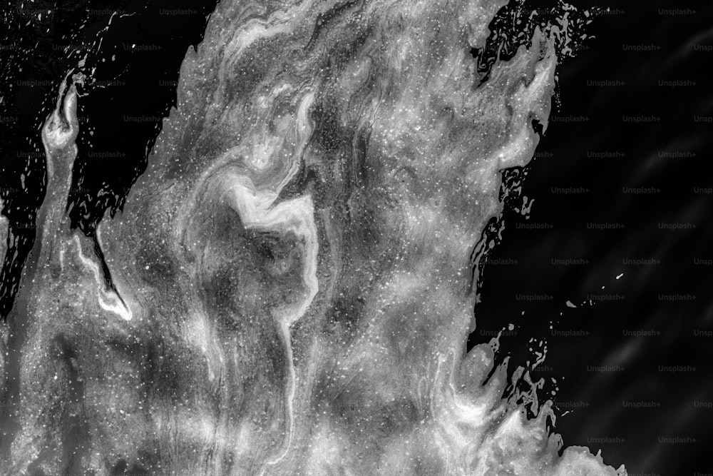 Una foto en blanco y negro de agua con burbujas