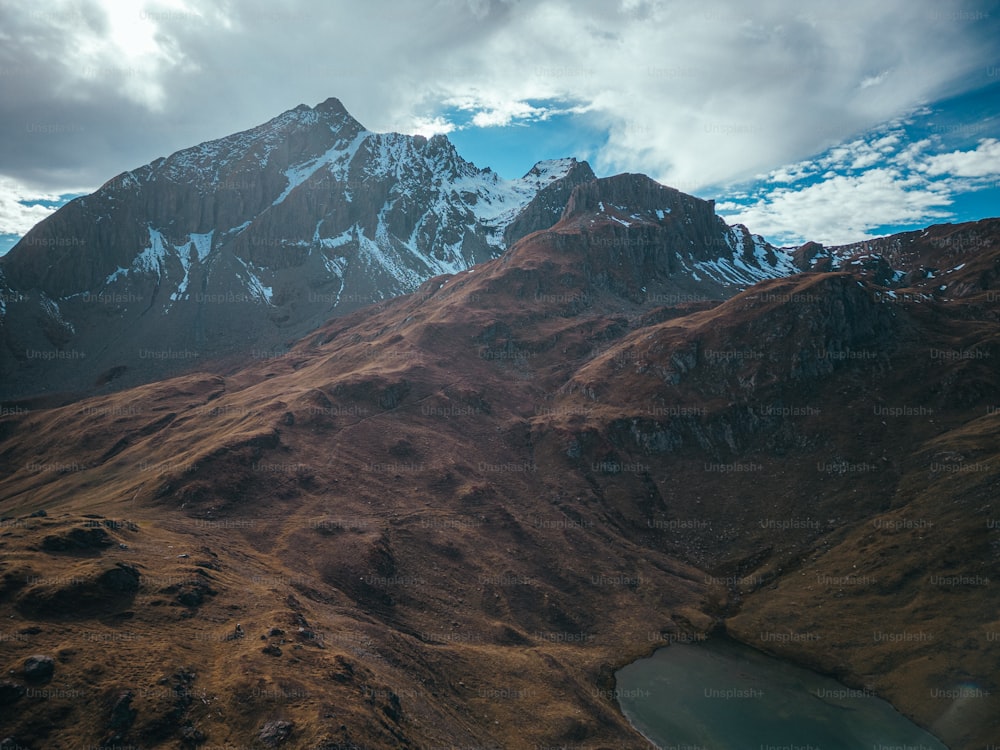 una cadena montañosa con un lago en primer plano