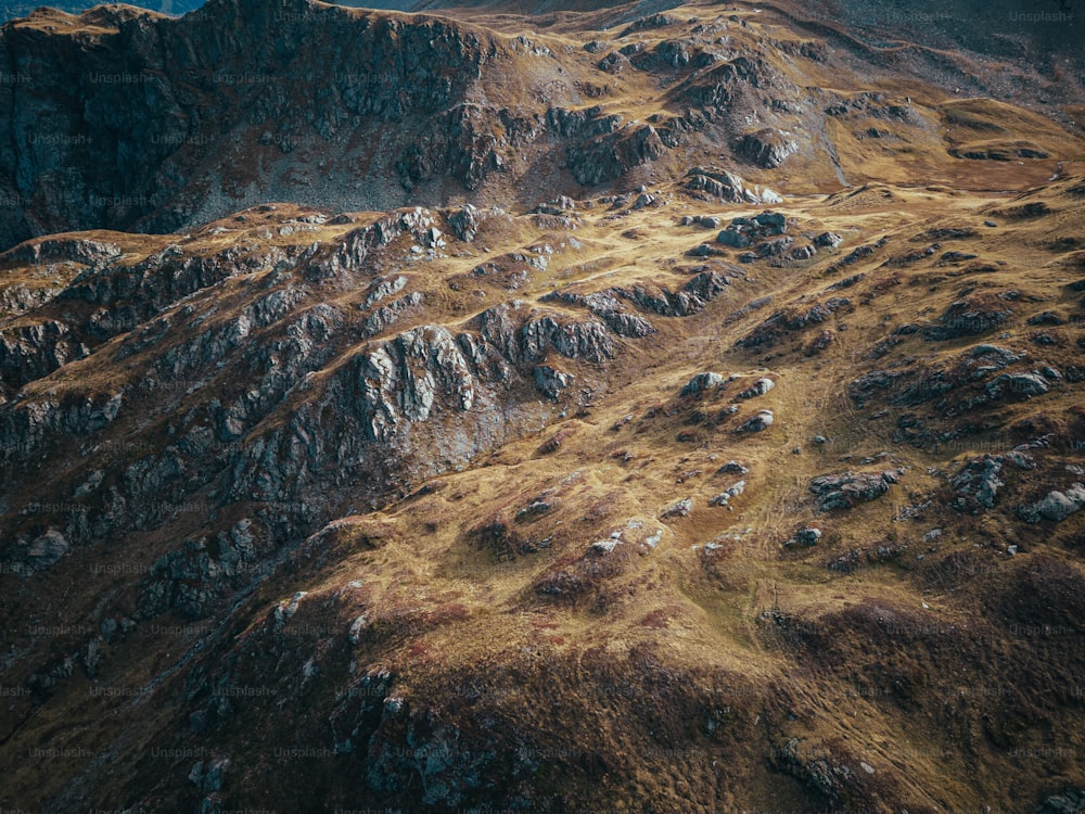 Eine Luftaufnahme einer felsigen Bergkette