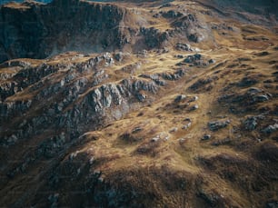 Una vista aérea de una cordillera rocosa