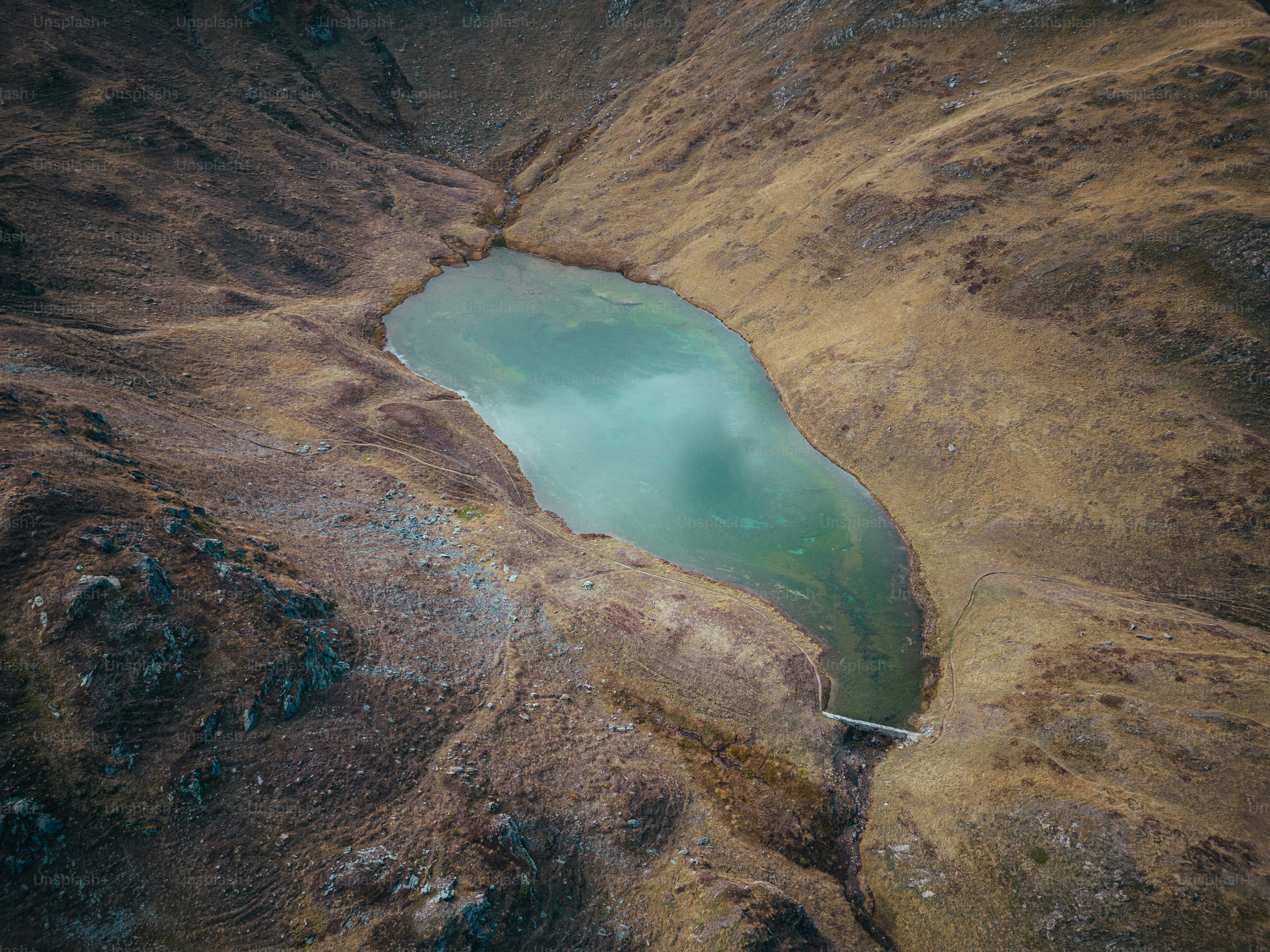 Un pequeño charco de agua en medio de una montaña