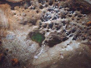 una veduta aerea di uno stagno verde circondato da rocce