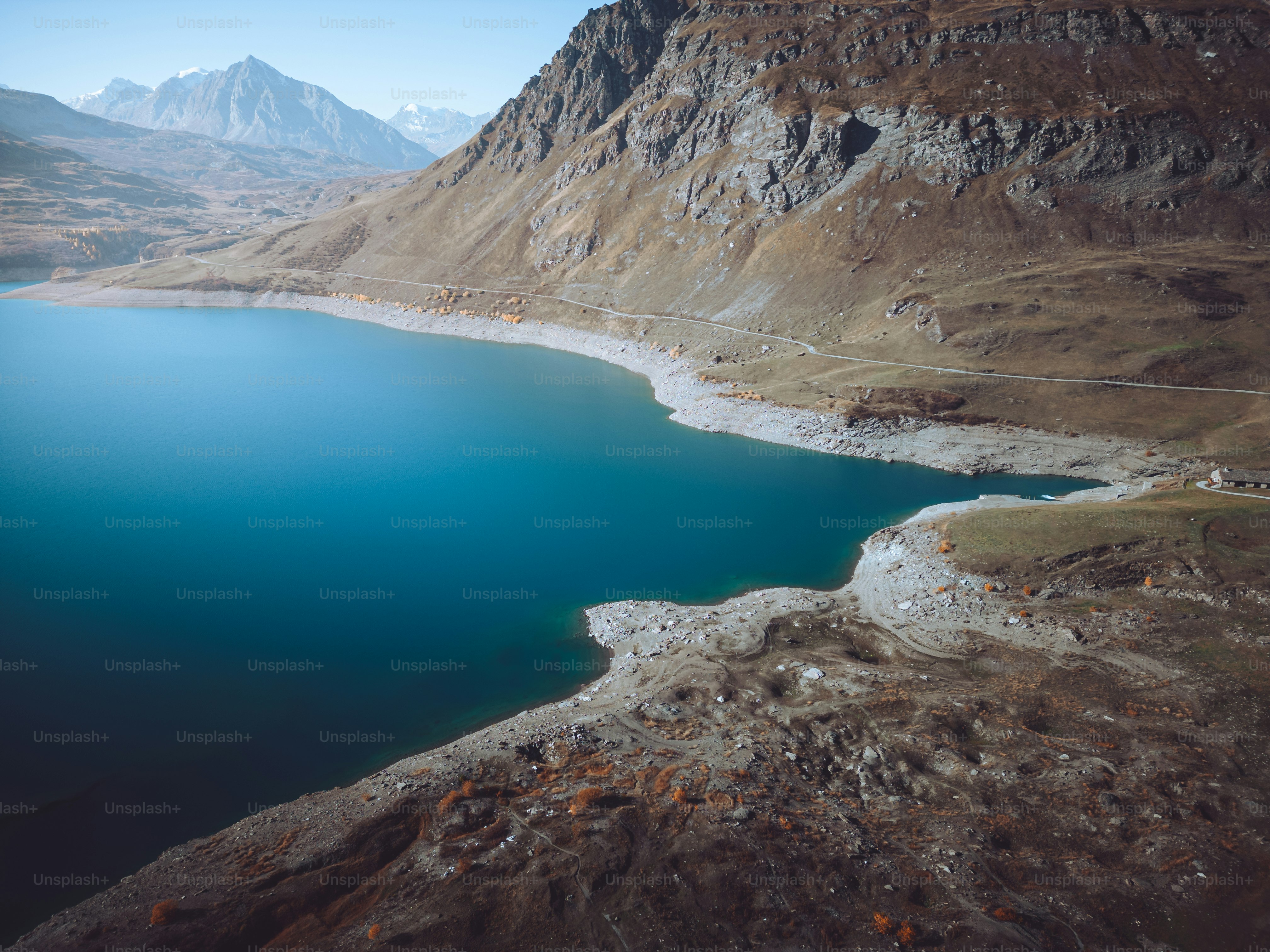 un grand plan d’eau entouré de montagnes
