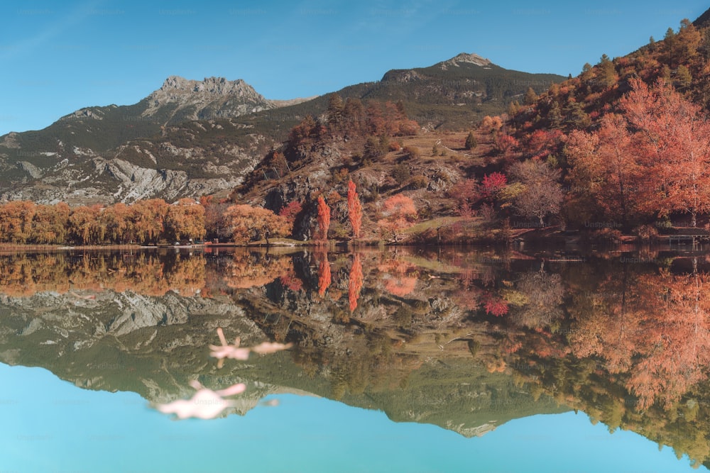 Eine Bergkette spiegelt sich im stillen Wasser eines Sees
