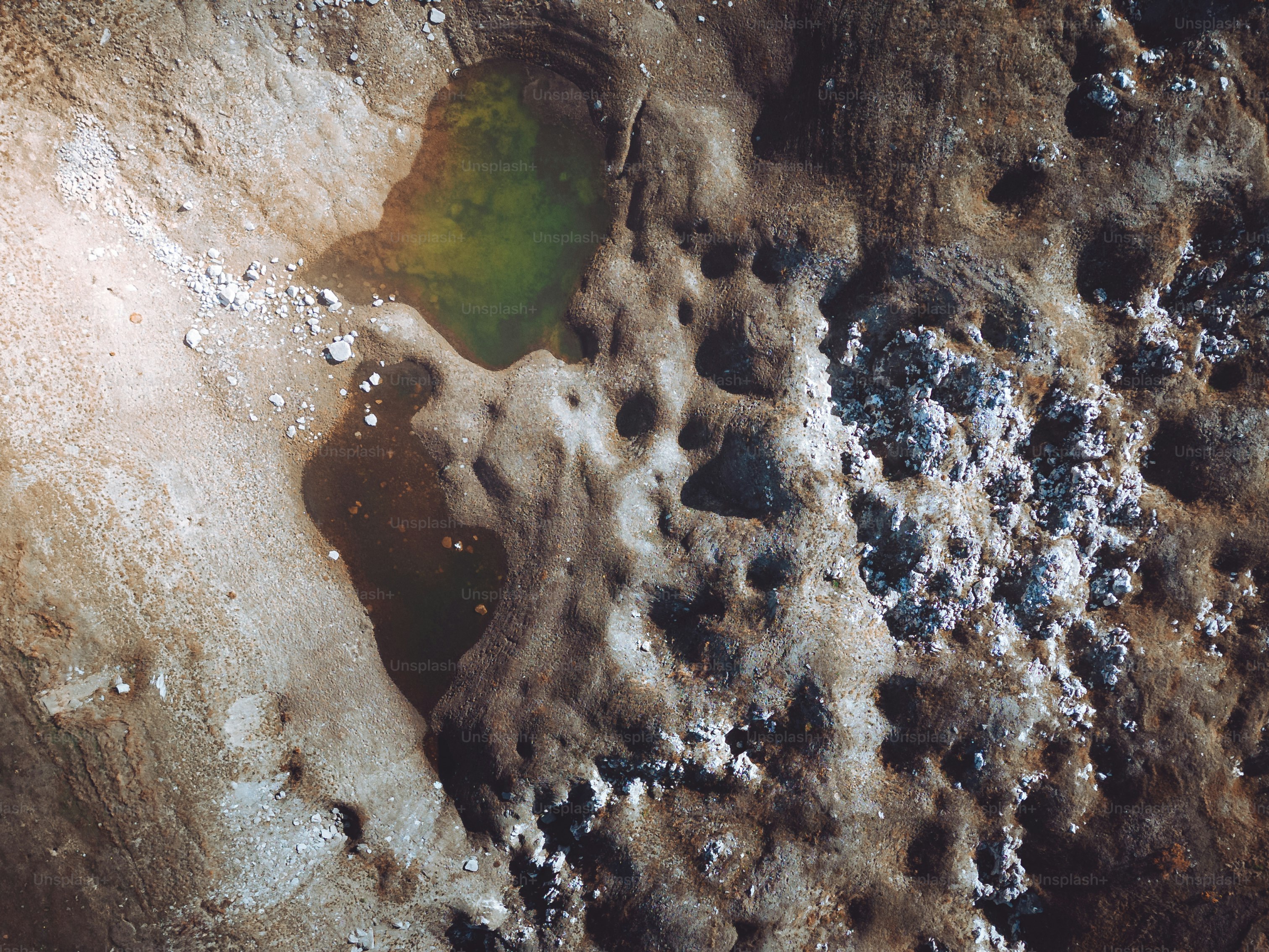 um close up de uma rocha com uma substância verde