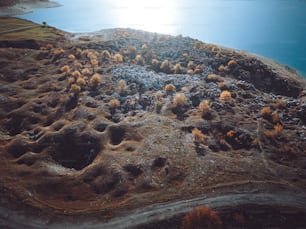 une vue aérienne d’un lac entouré de terre