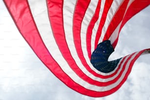 Una gran bandera estadounidense ondeando en el cielo