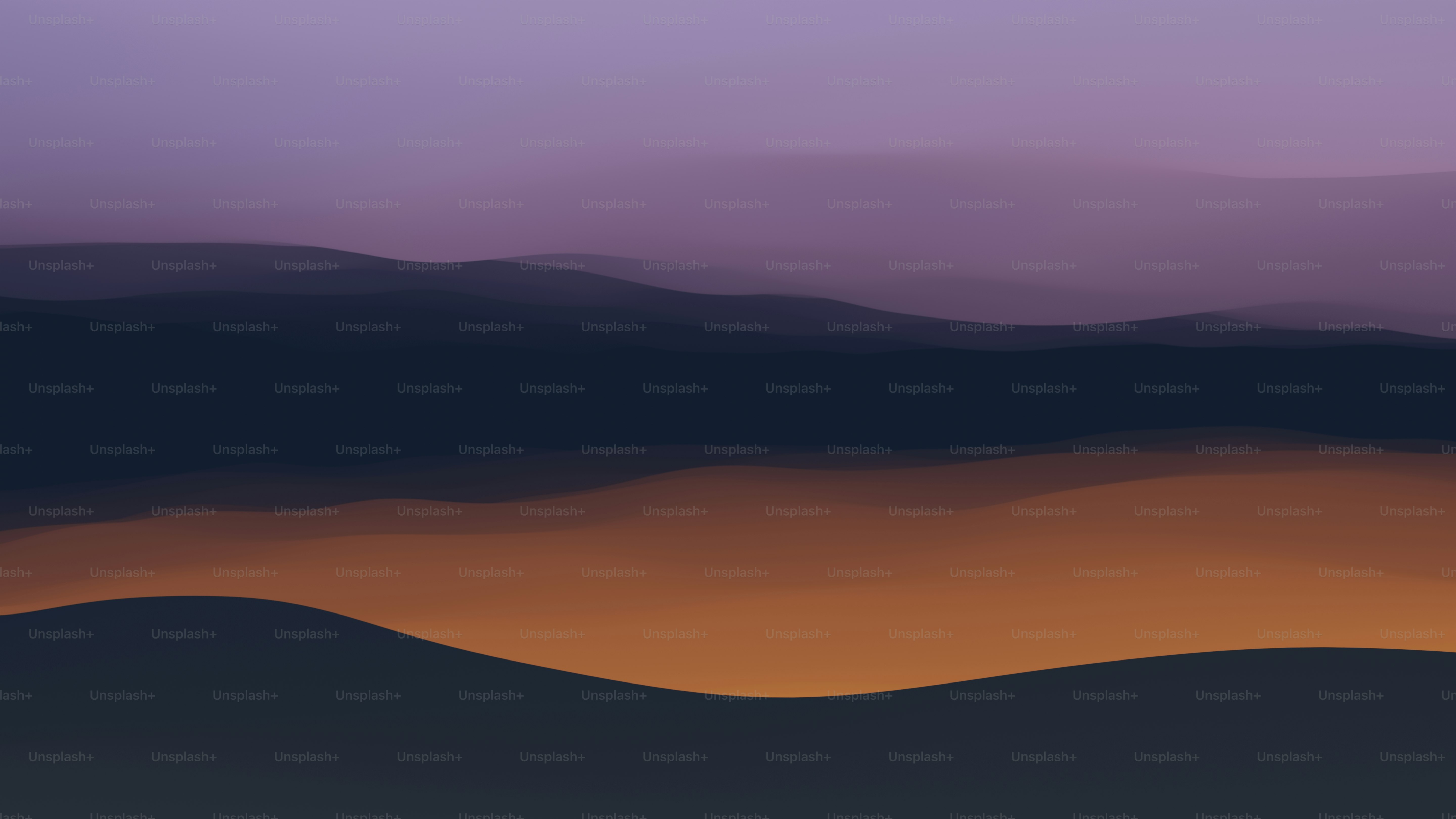 Un ciel violet et orange avec des montagnes en arrière-plan