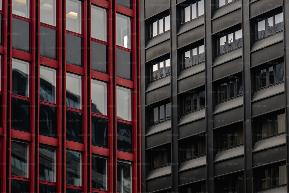 빨간색과 검은색 건물과 검은색과 흰색 건물