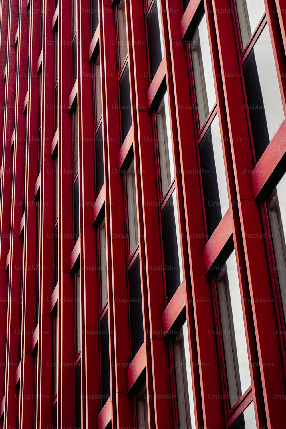 Ein hohes rotes Gebäude mit vielen Fenstern
