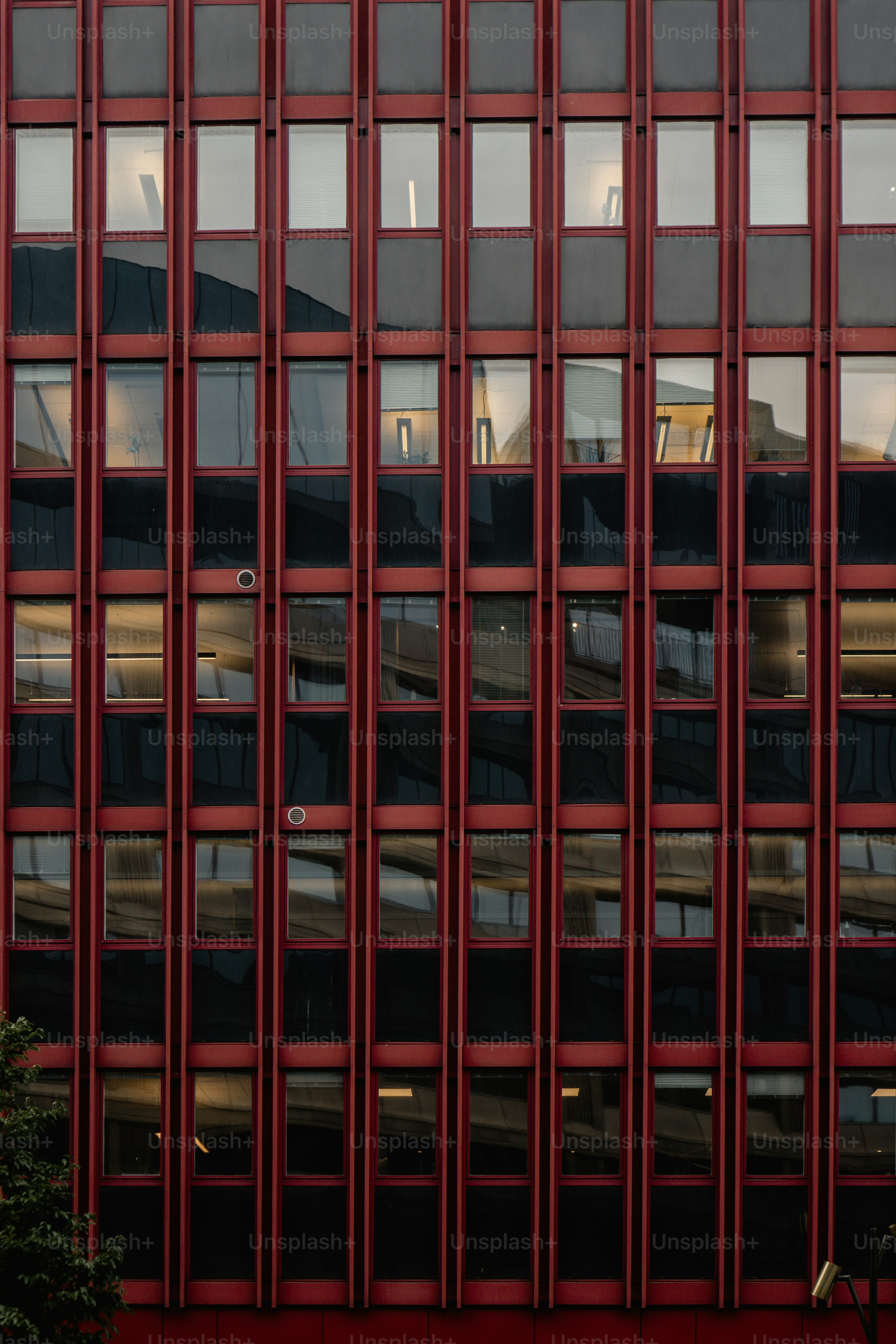 Un gran edificio rojo con un reloj en el costado