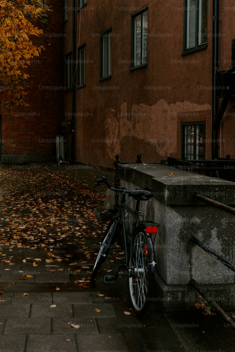 ein Fahrrad, das vor einem Gebäude an eine Wand gelehnt ist