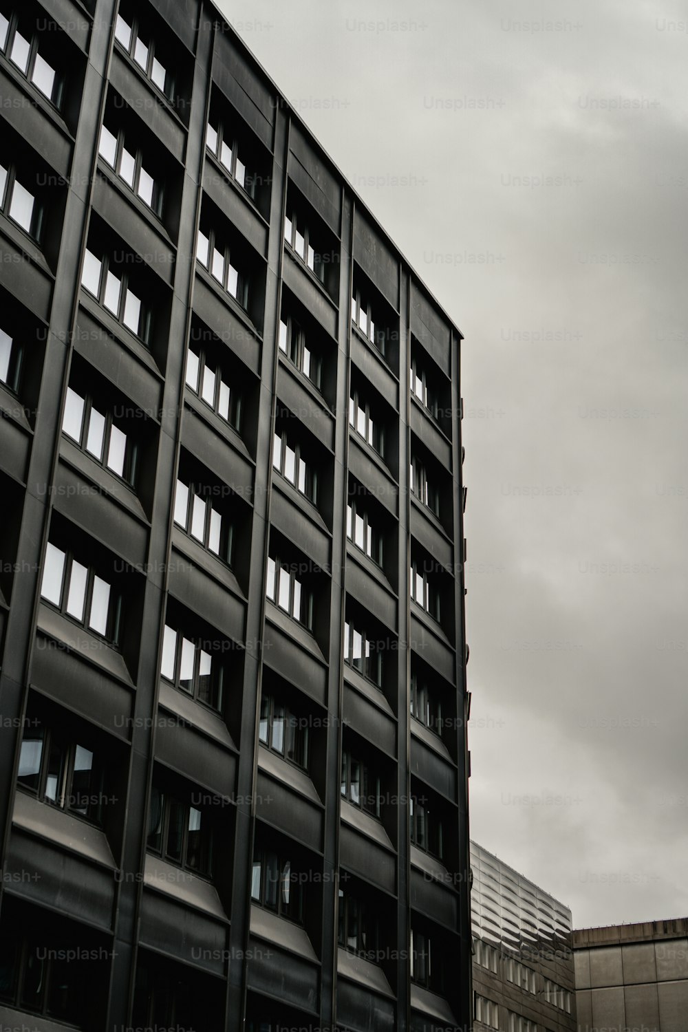 Ein hohes schwarzes Gebäude mit vielen Fenstern