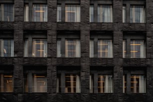 窓の多い建物