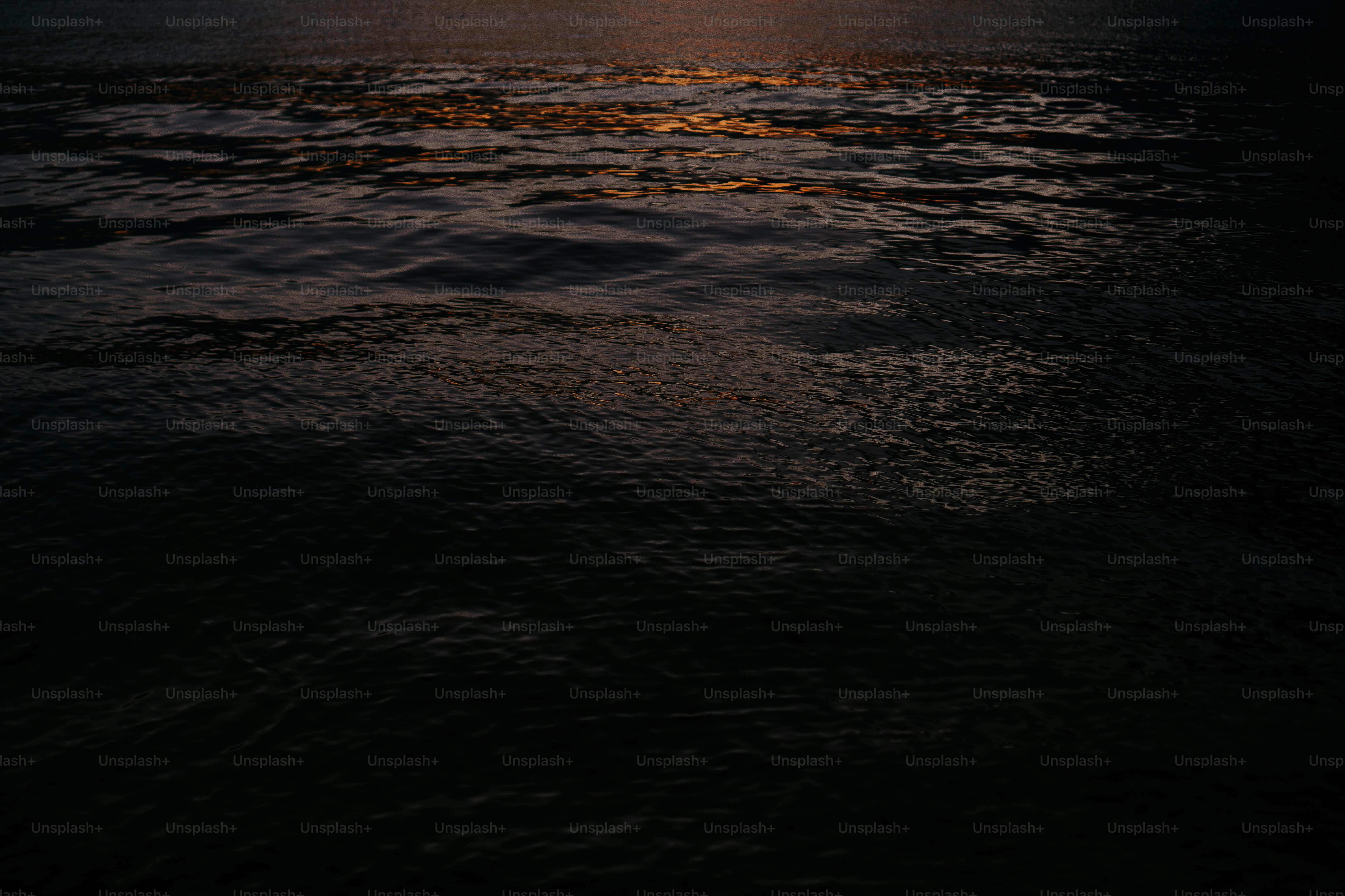 바다의 물 위로 해가 지고 있다