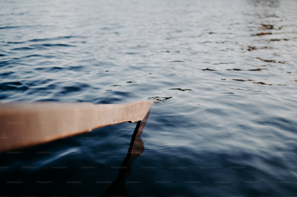 Ein Boot mitten in einem Gewässer