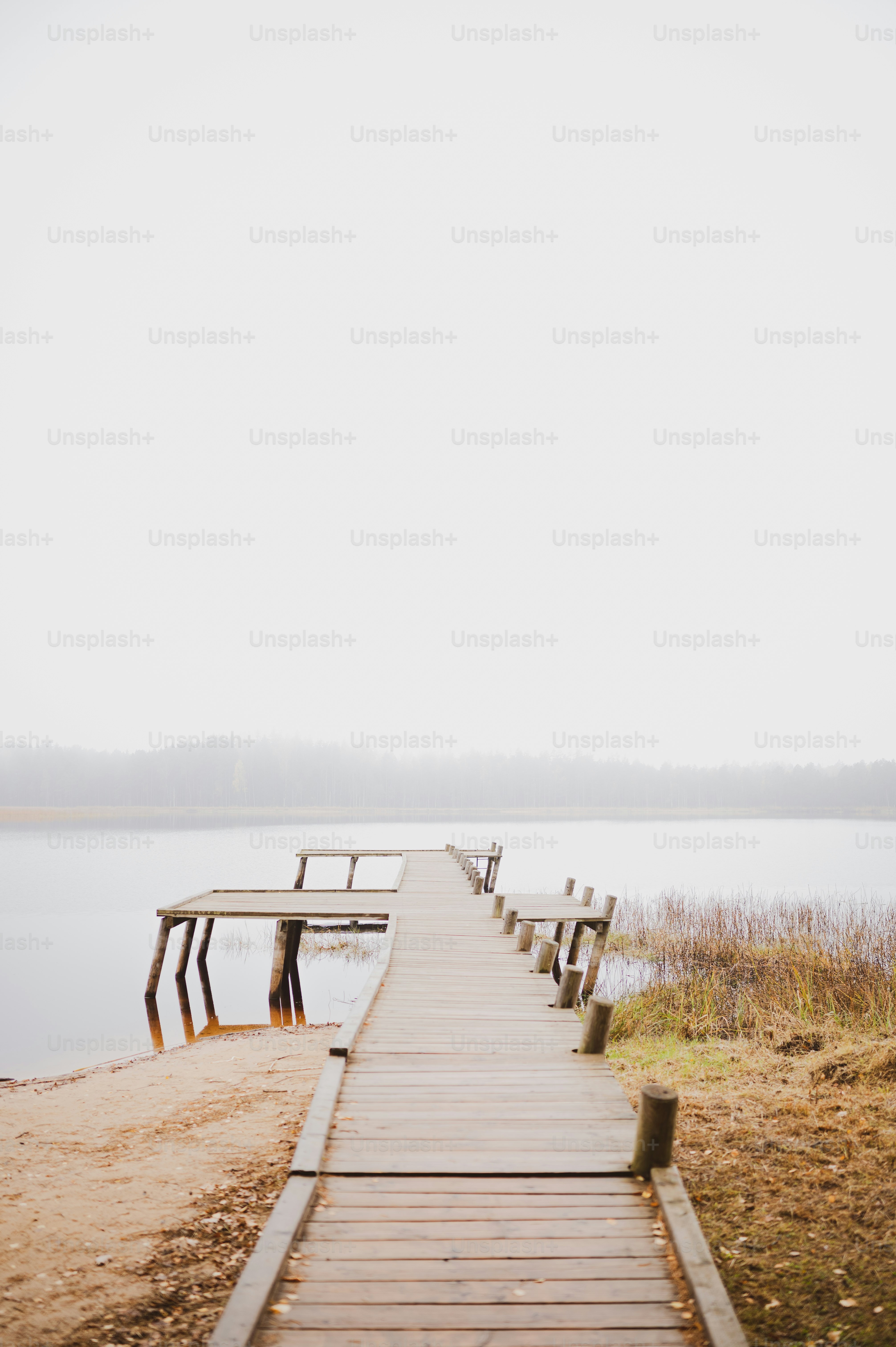 ein hölzernes Dock neben einem Gewässer