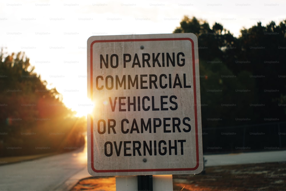 un segnale di divieto di parcheggio veicoli commerciali o camper durante la notte