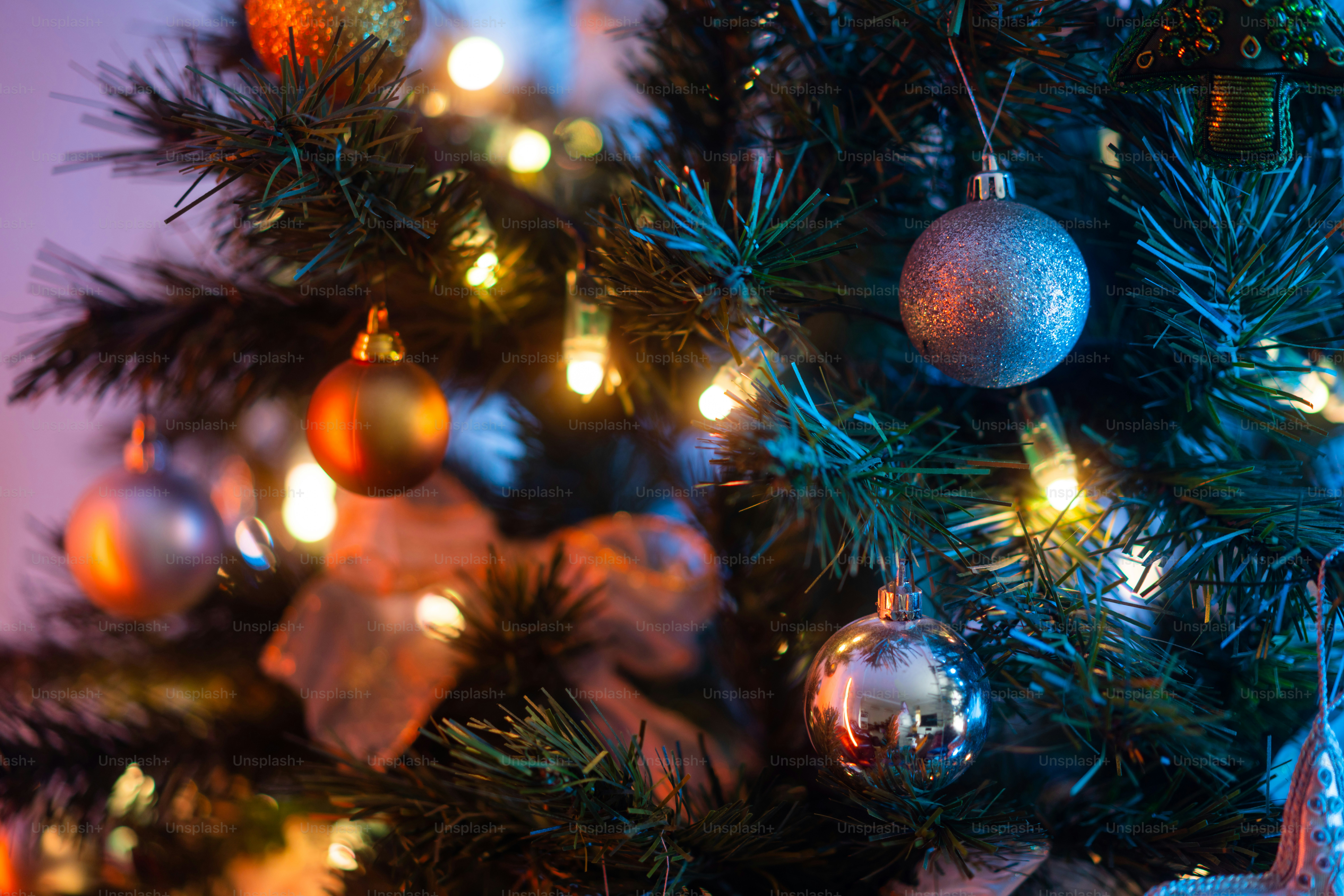 A close up of a christmas tree with ornaments photo – Christmas tree ...