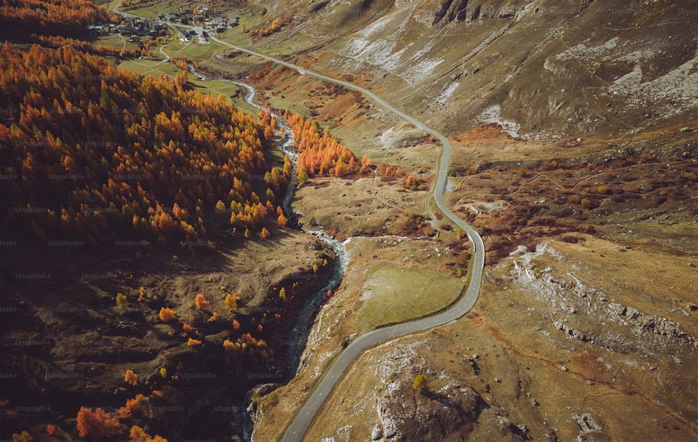 Eine Luftaufnahme einer kurvenreichen Straße in den Bergen