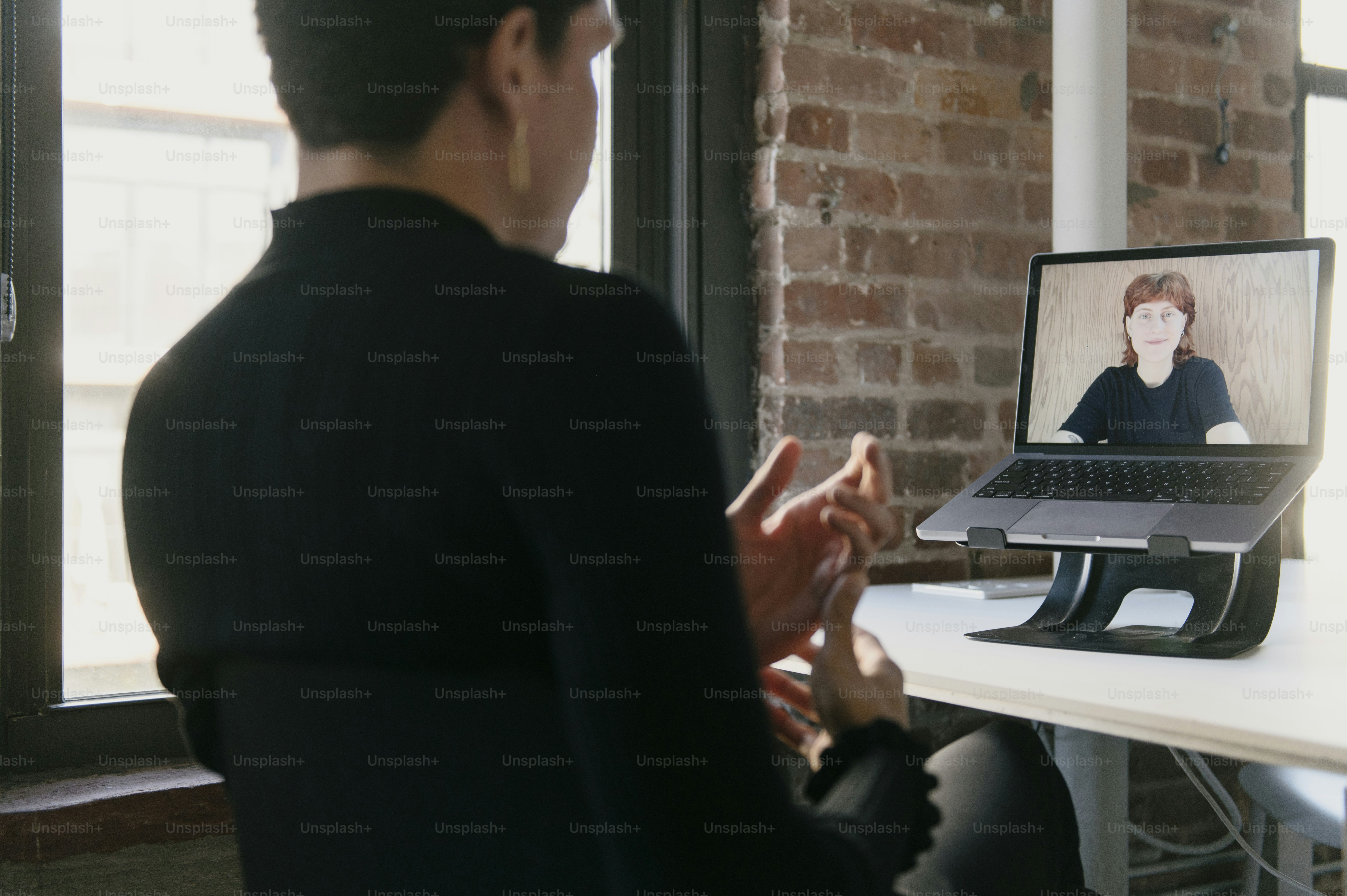 Ein Mann, der vor einem Laptop sitzt