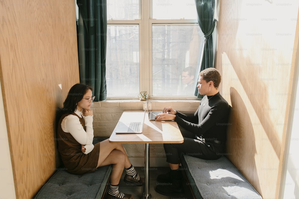 un homme et une femme assis à une table