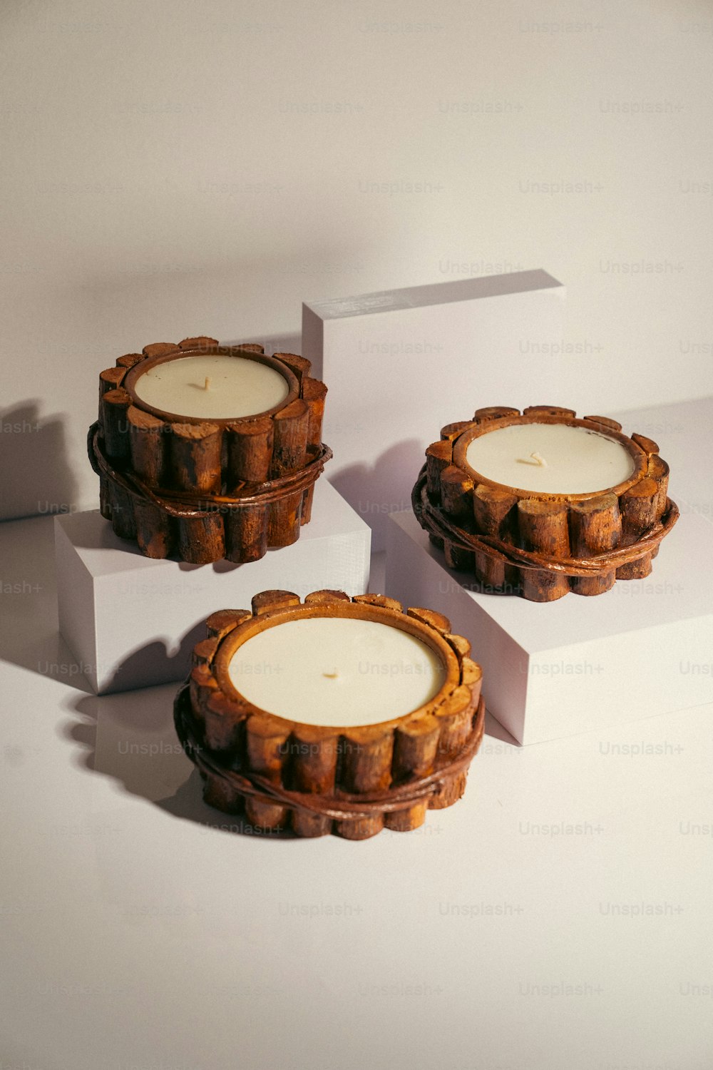Tres velas sentadas encima de una caja blanca