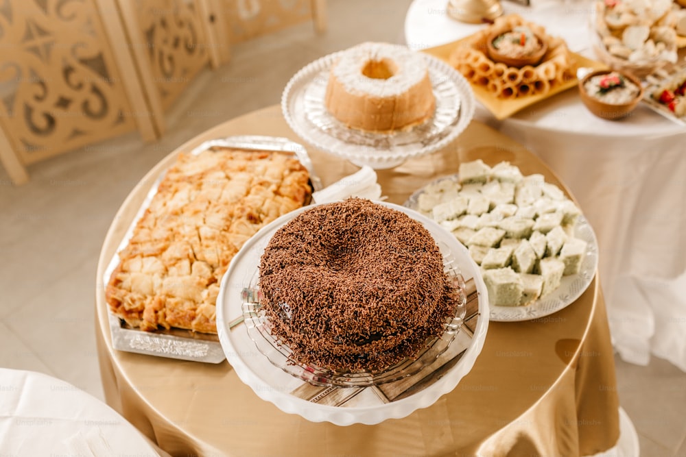 Une table surmontée de nombreux types de desserts