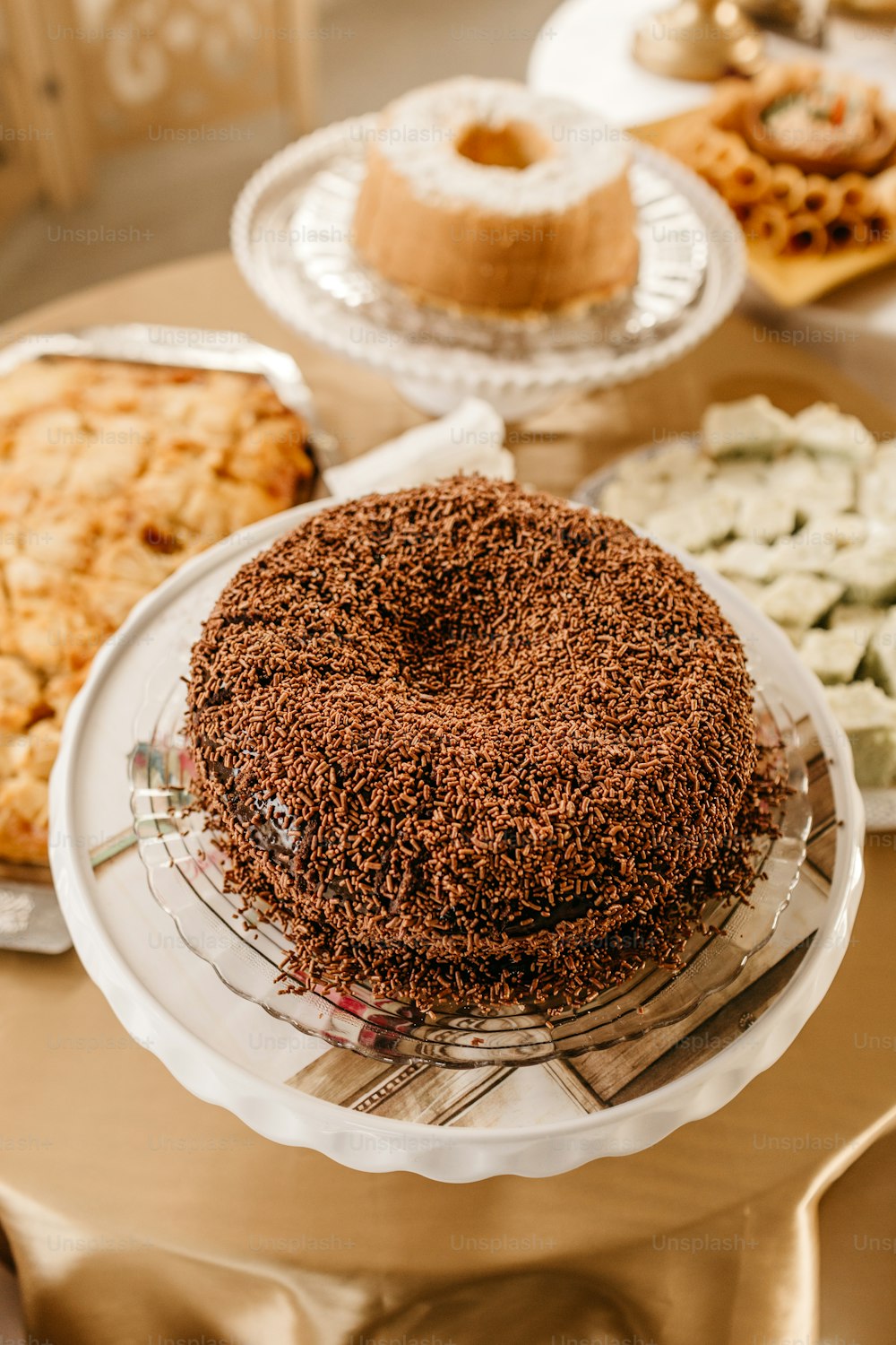uma mesa coberta com um bolo coberto de cobertura de chocolate