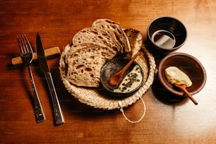 테이블 위에 빵 한 접시와 버터 한 그릇