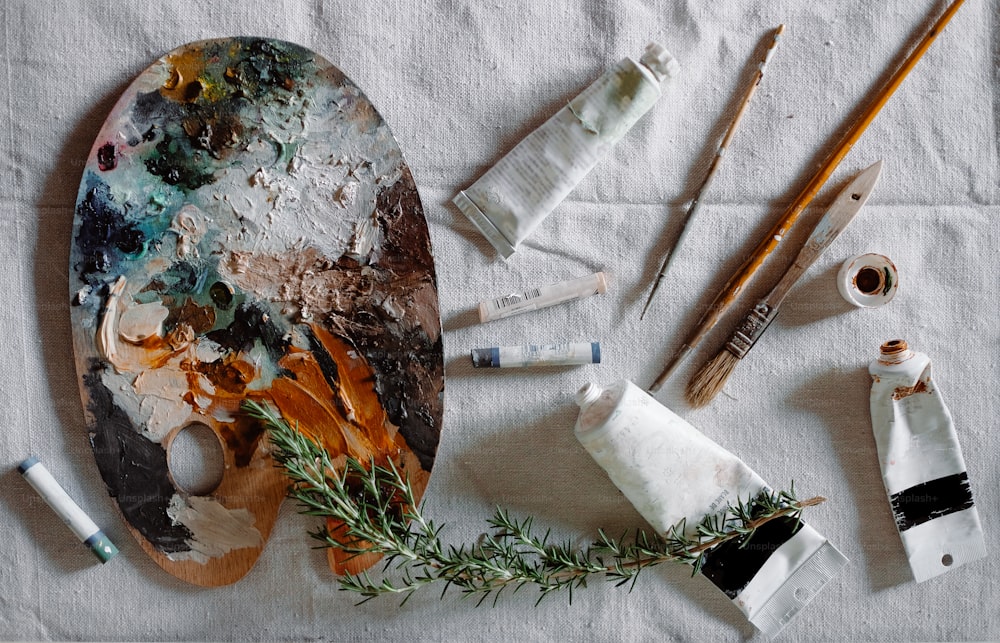 A paint palette and a spatula on a table photo – Oil paint Image on Unsplash