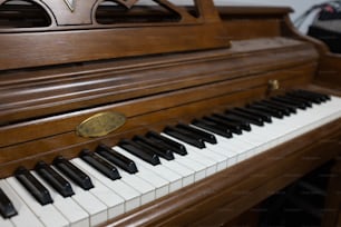 un gros plan d’un piano avec plusieurs touches