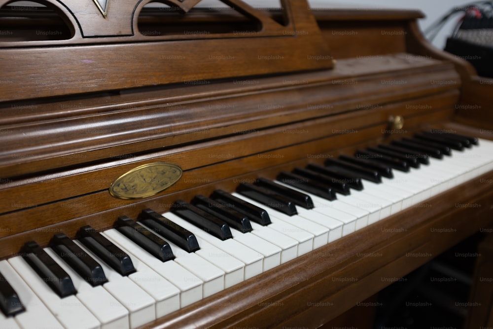a close up of a piano with many keys