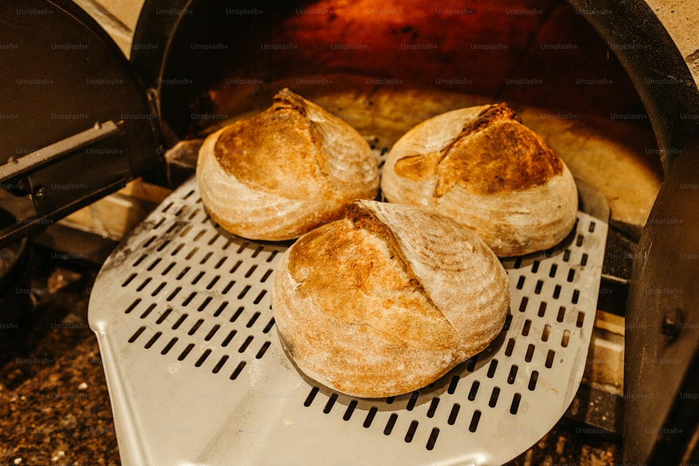 a bunch of breads that are sitting on a grill