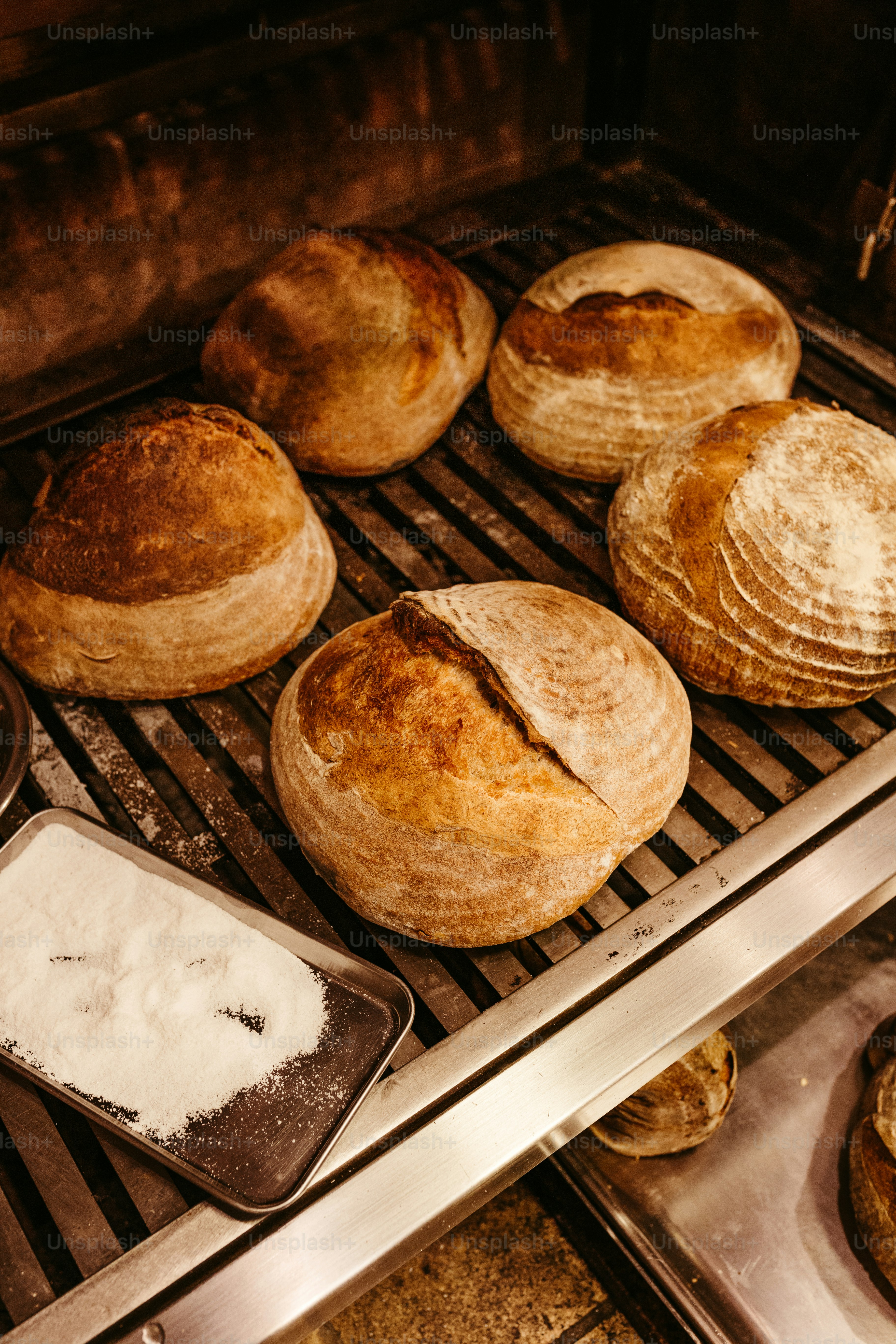 un mazzo di pane che sono su una griglia