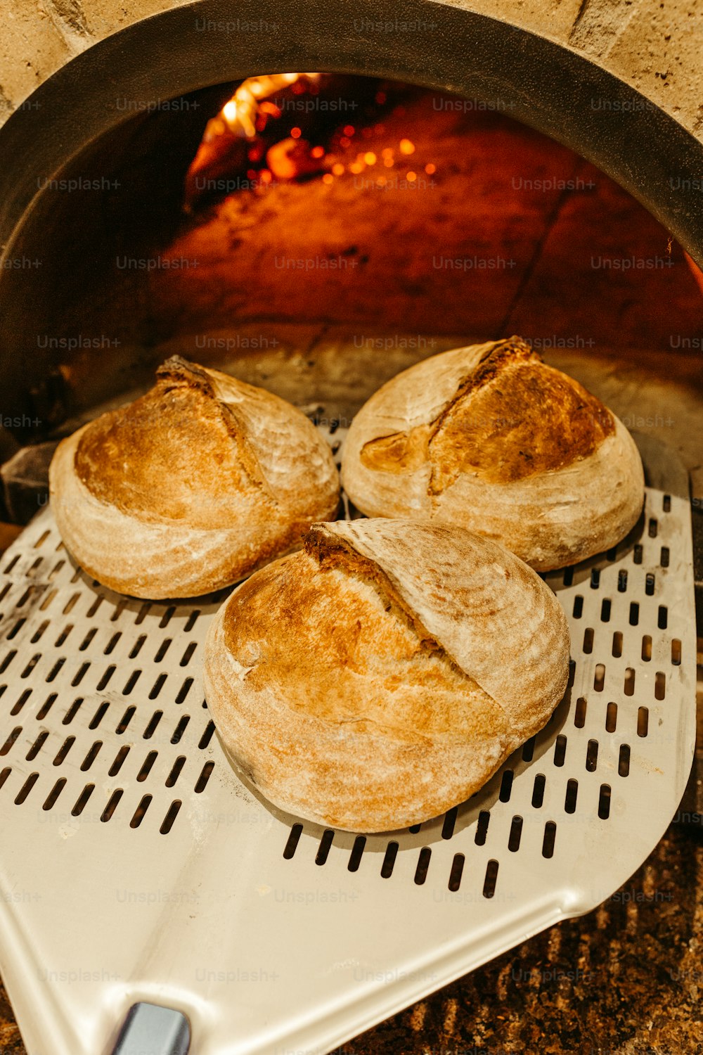 un mazzo di pane che sono seduti su una griglia