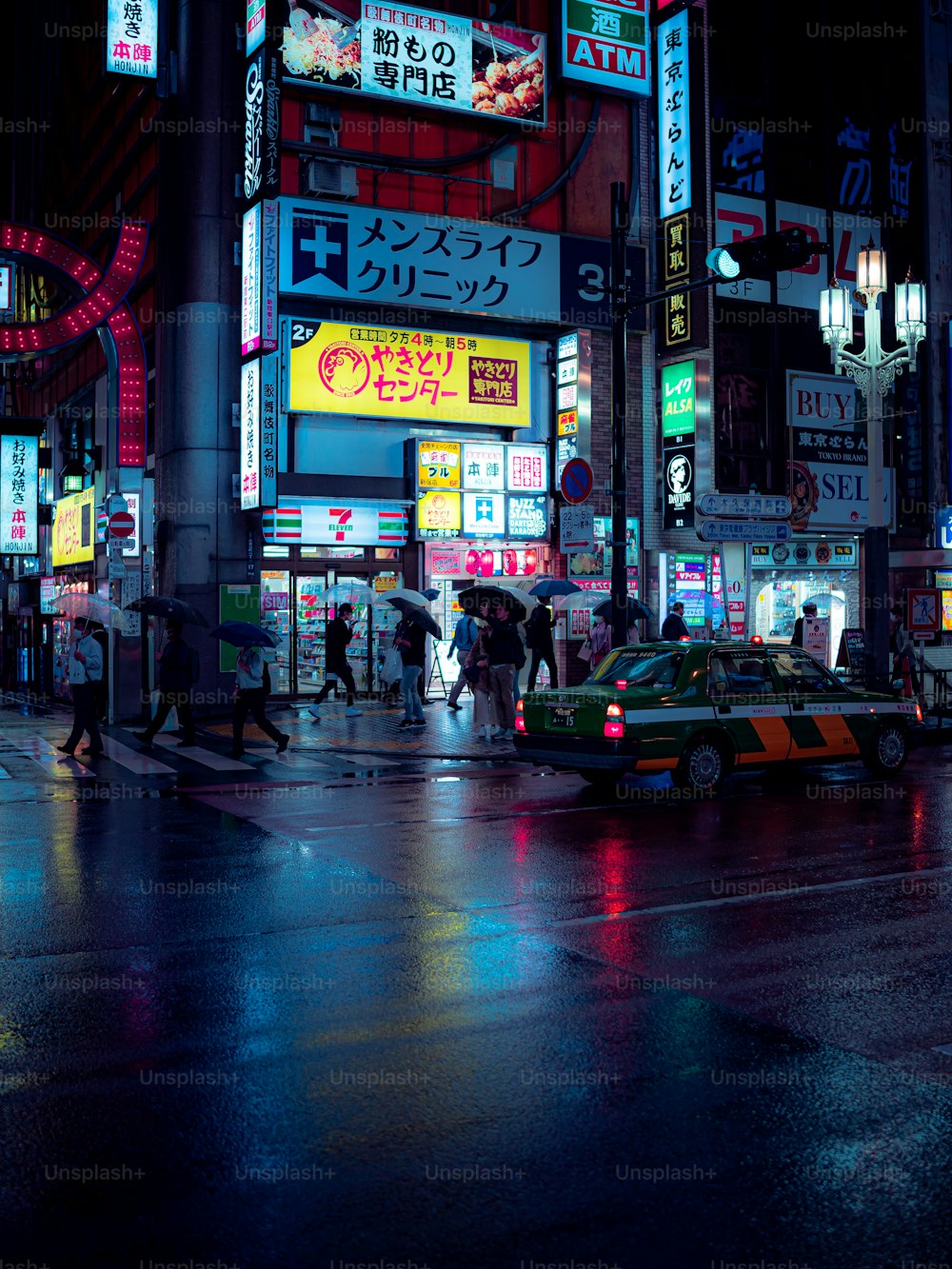 Eine belebte Stadtstraße in der Nacht mit Neonschildern