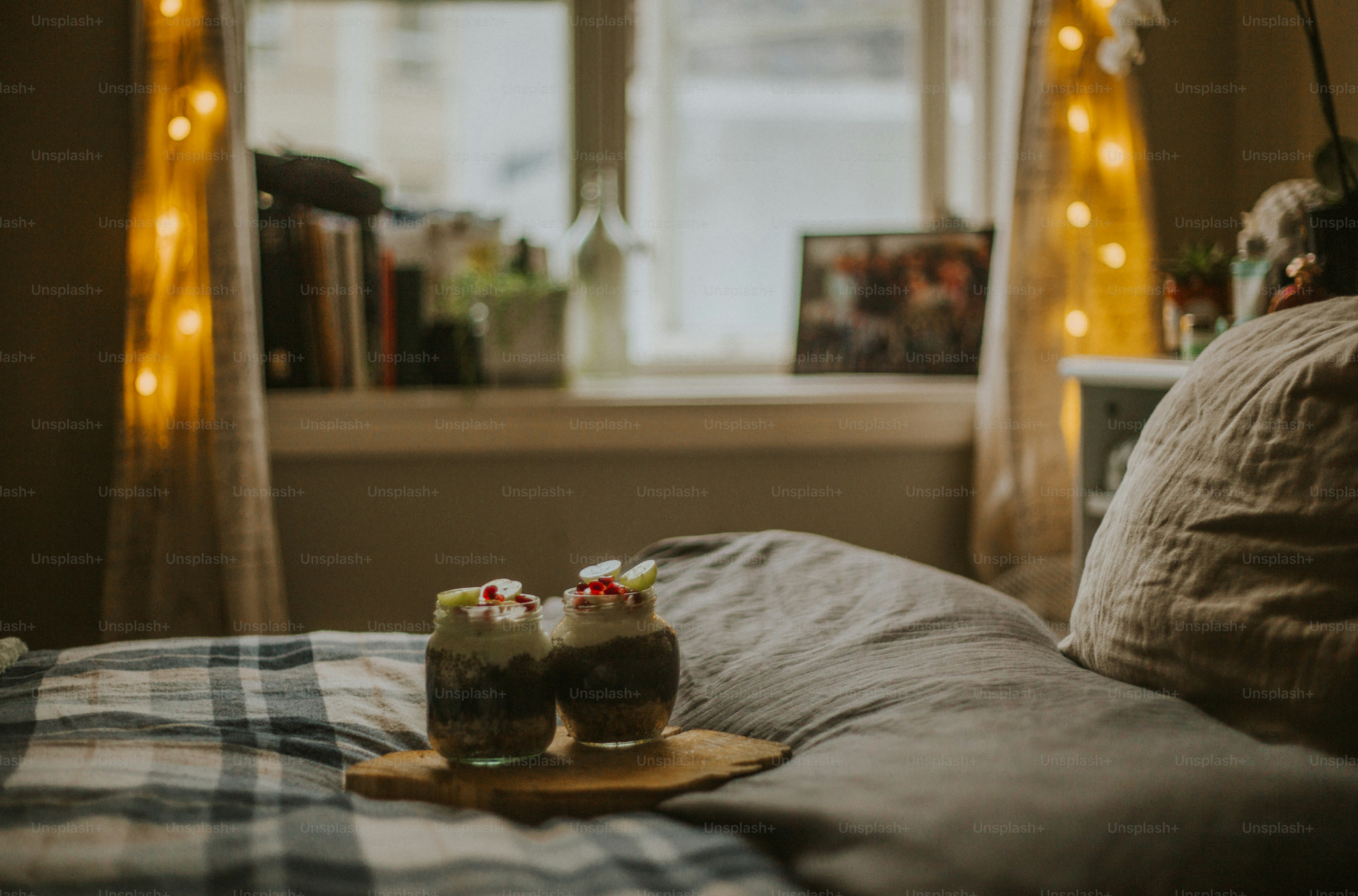 un paio di torte seduti sopra un letto