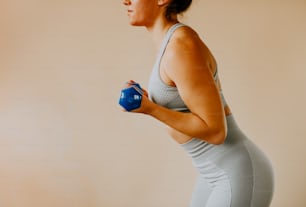 uma mulher segurando uma bola azul em sua mão direita