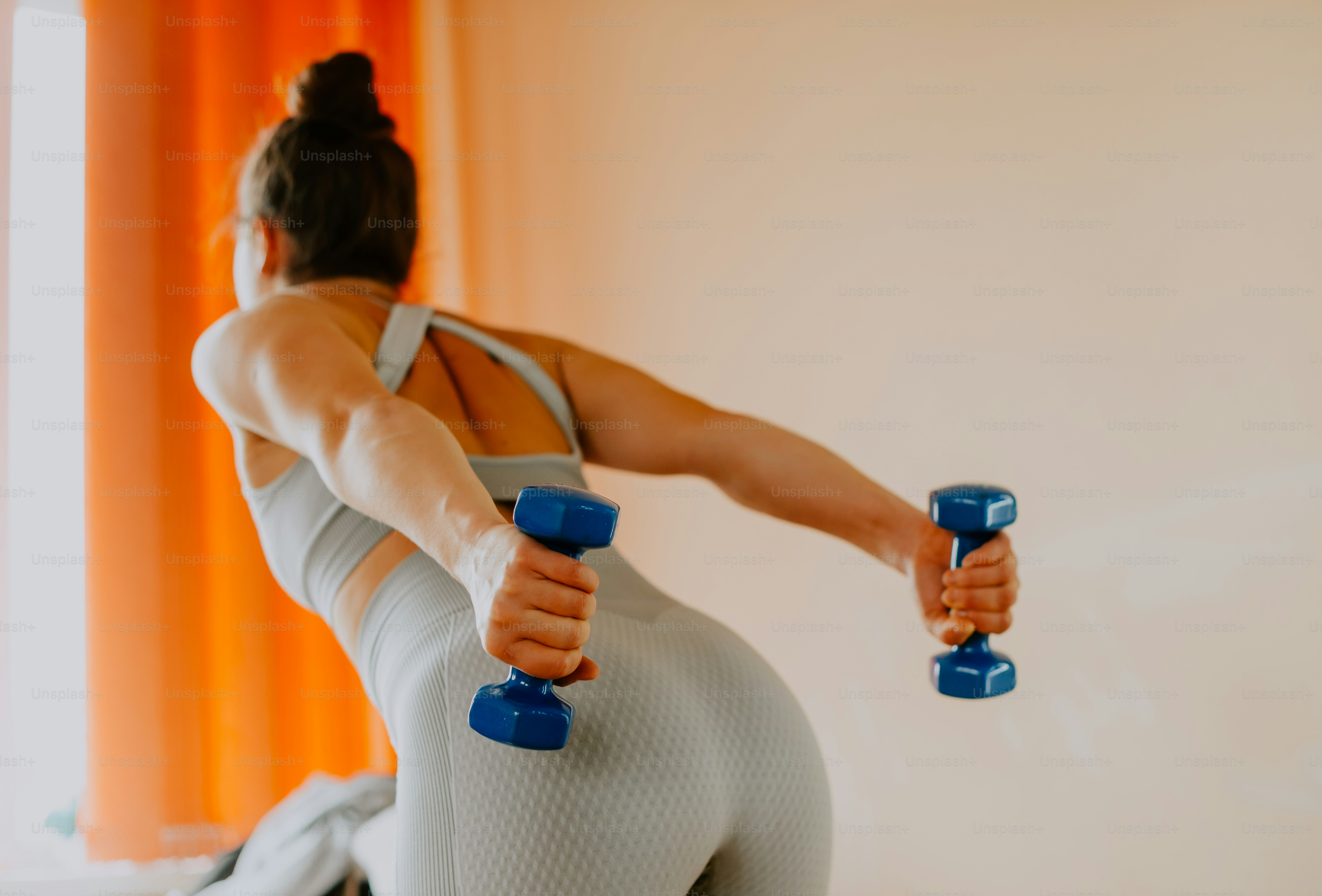 Une femme tenant deux muets bleus dans ses mains