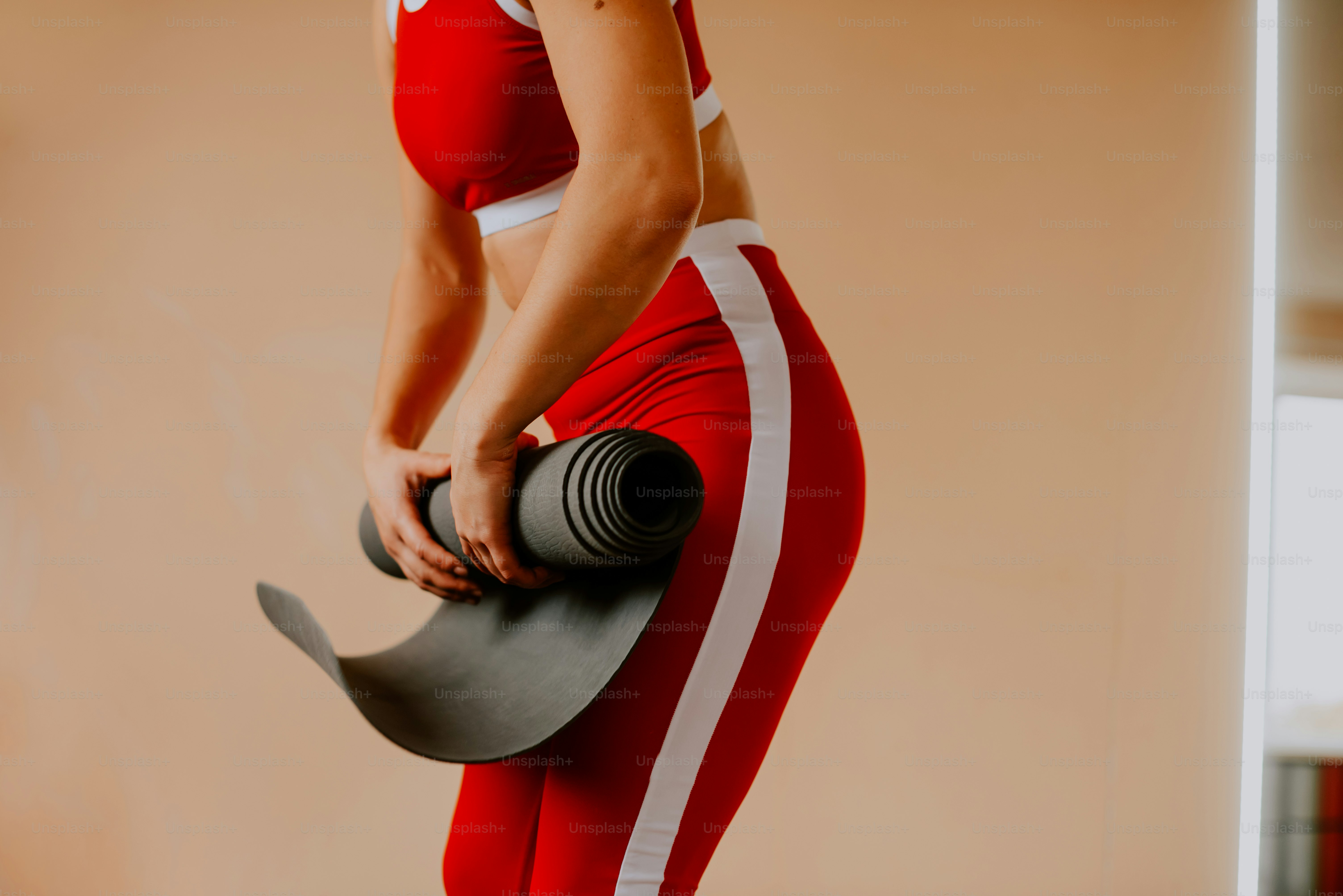Una mujer con un traje rojo y blanco sosteniendo un sombrero