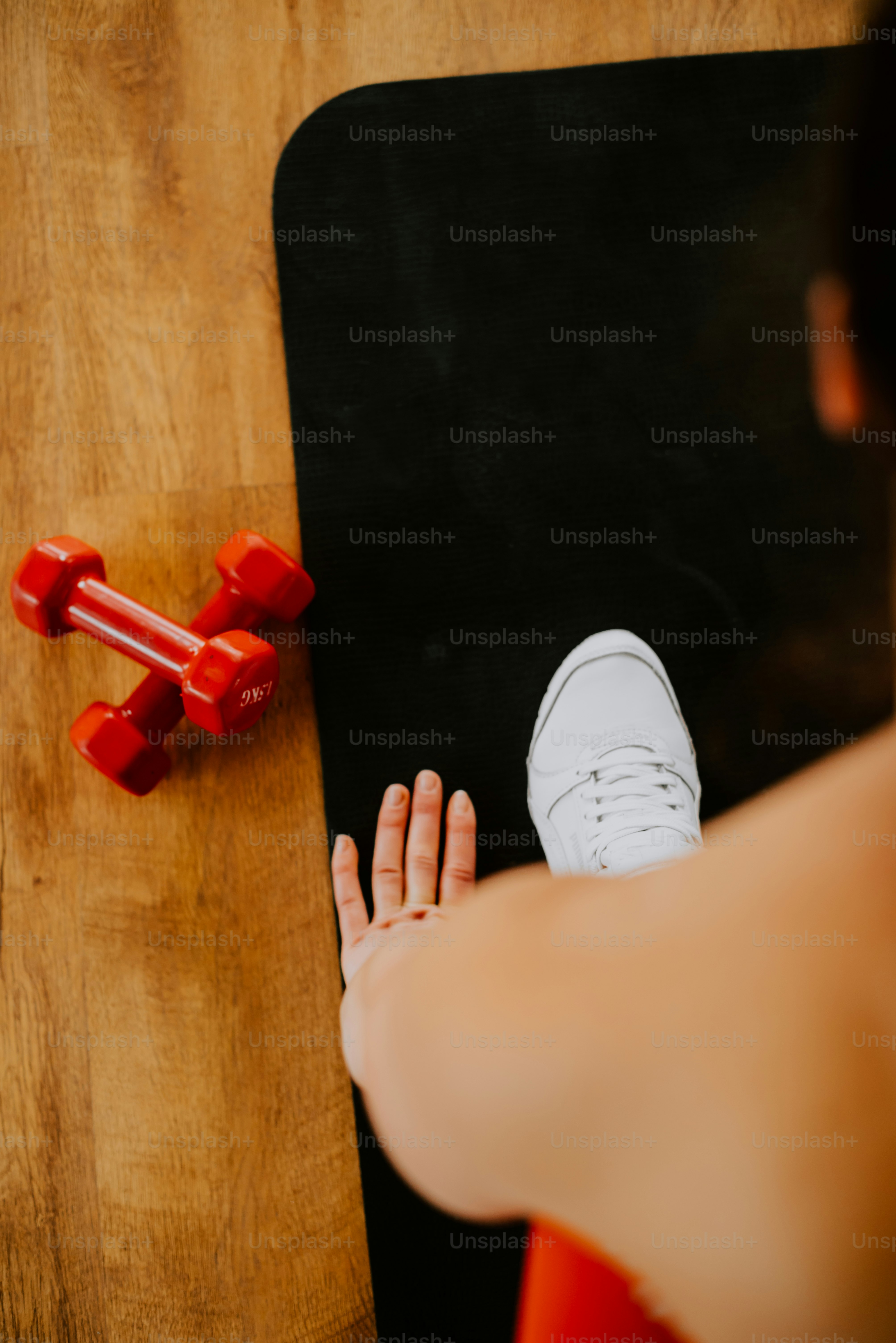 une personne assise à une table avec une paire de muets rouges