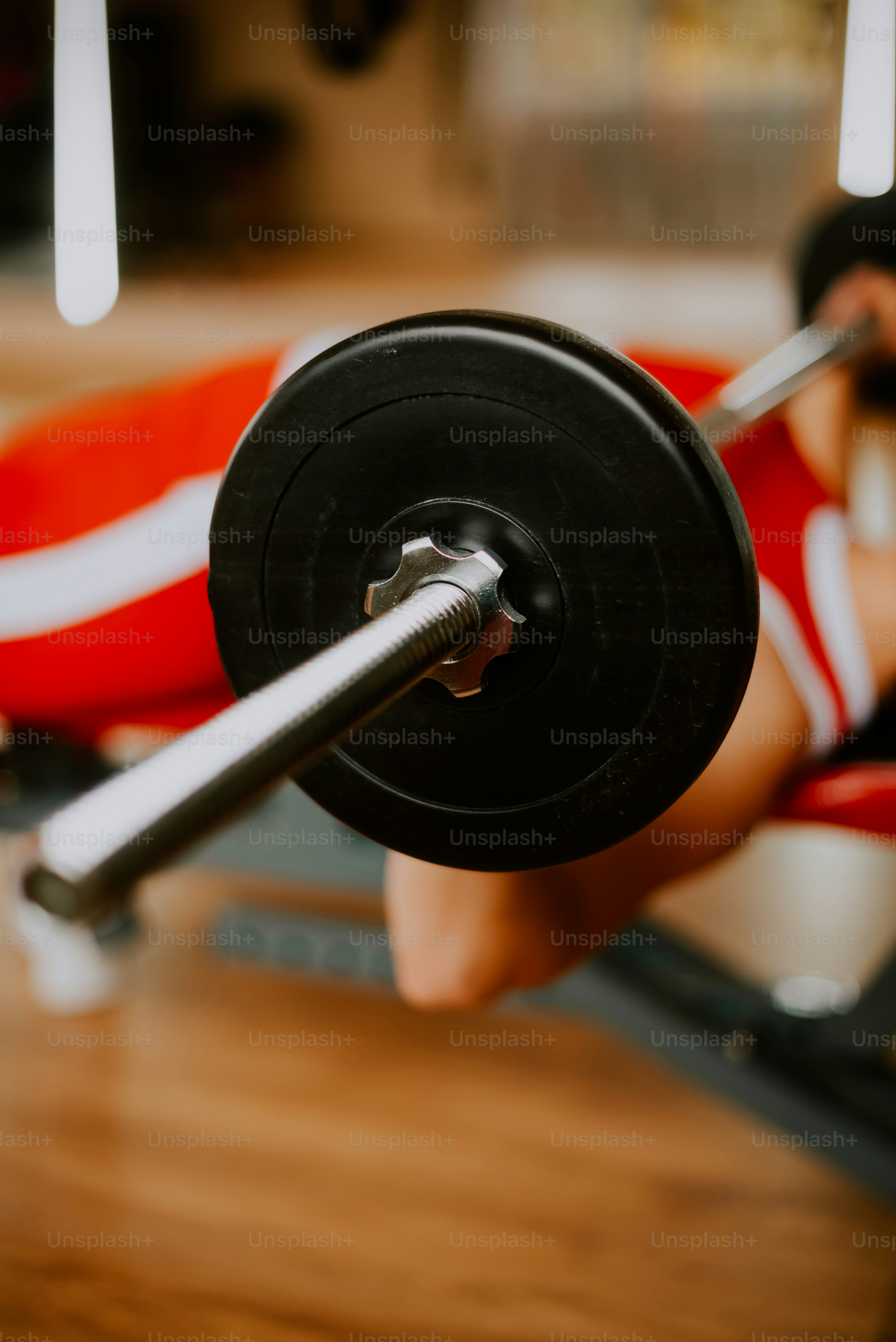 바벨로 벤치 프레스를 하는 남자