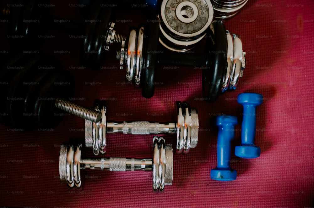 a group of dumbbells sitting next to each other