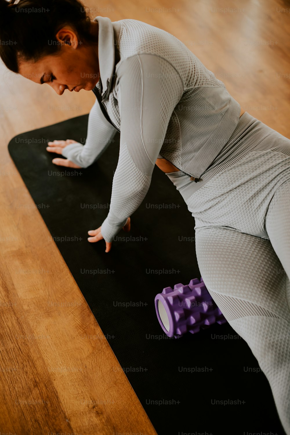 uma mulher está fazendo uma pose de yoga em um tapete